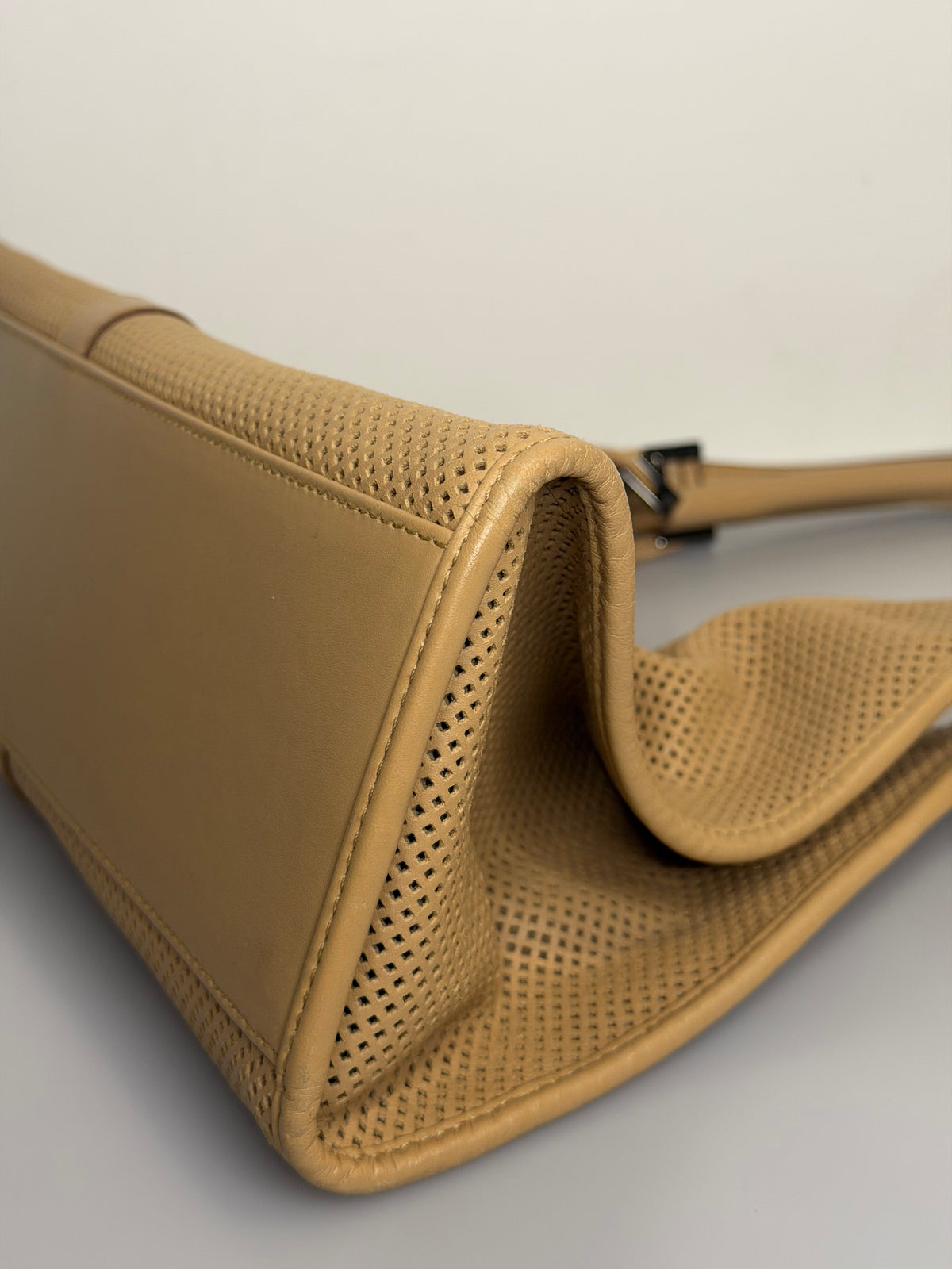 Rare Gucci Perforated Leather Jackie x Bardot Tan Hobo Shoulder Bag w/ Pouch